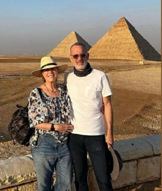 النجم العالمي توم هانكس وزوجته يزوران أهرامات مصر من جديد.. فيديو وصور صورة رقم 3