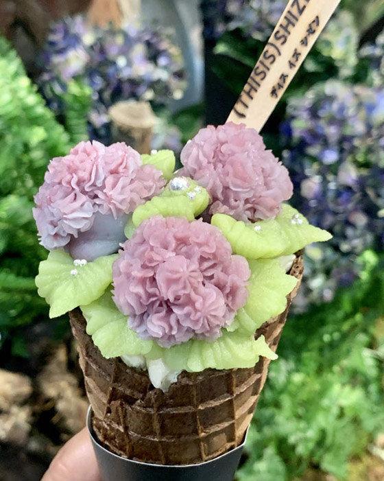 متجر ياباني يقدم لعملائه آيس كريم من الزهور الصالحة للأكل.. فيديو وصور صورة رقم 8