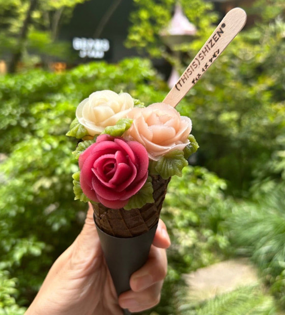 متجر ياباني يقدم لعملائه آيس كريم من الزهور الصالحة للأكل.. فيديو وصور صورة رقم 10