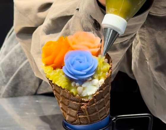 متجر ياباني يقدم لعملائه آيس كريم من الزهور الصالحة للأكل.. فيديو وصور صورة رقم 14