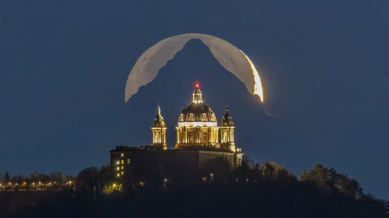 موعد لا يُنسى.. إيطالي يوثق لحظة سحرية للقمر خلف قمة جبل فيزو صورة رقم 2