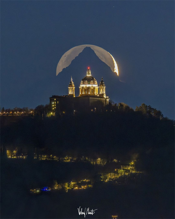 موعد لا يُنسى.. إيطالي يوثق لحظة سحرية للقمر خلف قمة جبل فيزو صورة رقم 1