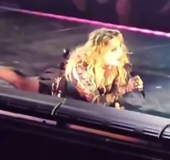 فيديو: مادونا تسقط على أرض المسرح أثناء حفلها الغنائي.. كيف تصرفت؟ صورة رقم 7