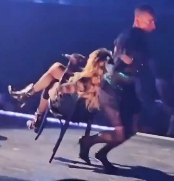فيديو: مادونا تسقط على أرض المسرح أثناء حفلها الغنائي.. كيف تصرفت؟ صورة رقم 3