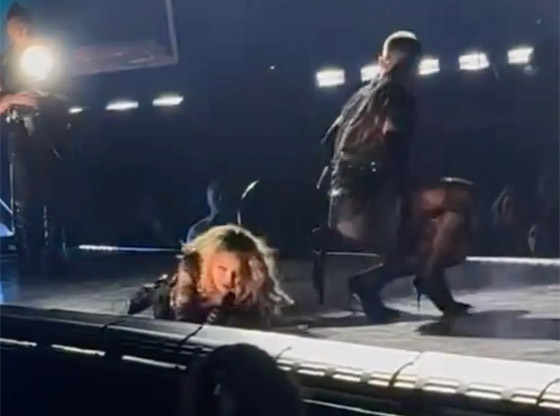 فيديو: مادونا تسقط على أرض المسرح أثناء حفلها الغنائي.. كيف تصرفت؟ صورة رقم 5