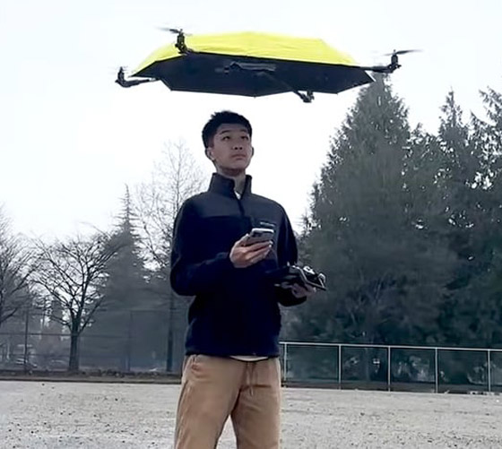 فيديو: مخترع يطور مظلة طائرة تتبعك أثناء هطول الأمطار صورة رقم 3