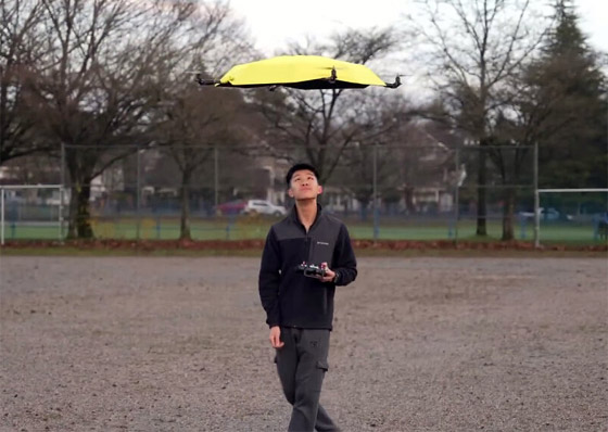 فيديو: مخترع يطور مظلة طائرة تتبعك أثناء هطول الأمطار صورة رقم 5