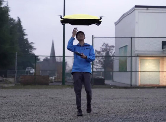 فيديو: مخترع يطور مظلة طائرة تتبعك أثناء هطول الأمطار صورة رقم 6
