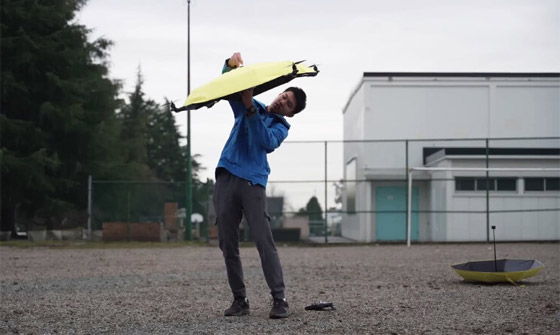 فيديو: مخترع يطور مظلة طائرة تتبعك أثناء هطول الأمطار صورة رقم 7