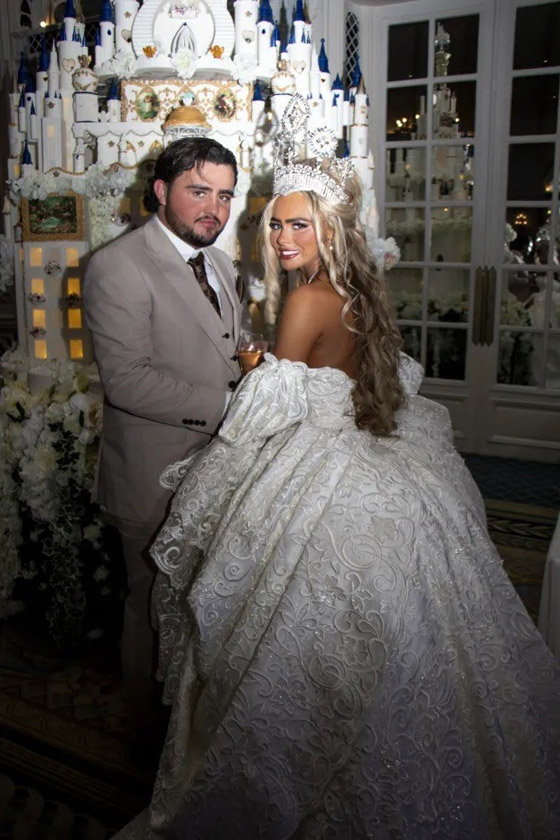 بريطانيا.. عروسان ينفقان 16 ألف دولار على كعكة زفاف صورة رقم 3