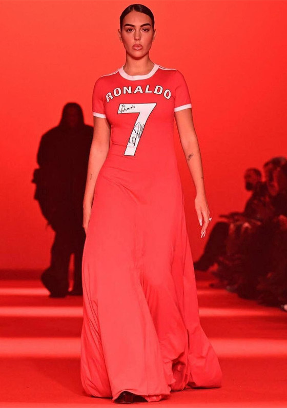عارضة الأزياء جورجينا رودريغيز تكرم شريكها كريستيانو رونالدو في أسبوع الموضة صورة رقم 11