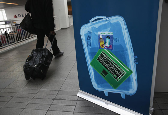 كيف يرى موظف المطار محتويات حقيبة السفر المغلقة؟ صورة رقم 6