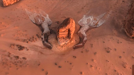 يدان عملاقتان تحتضنان معلما شهيرا بصحراء السعودية.. ما سرهما؟ صورة رقم 1