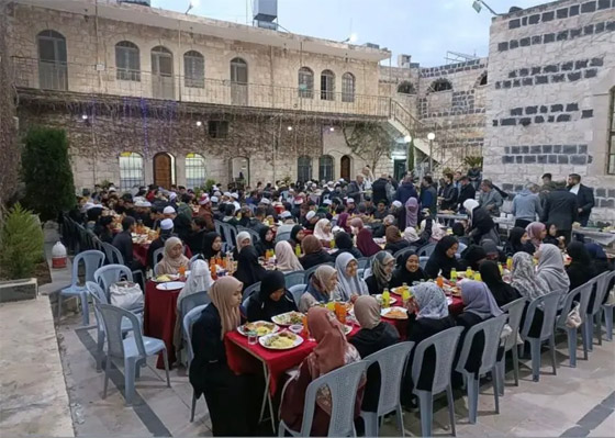 عائلة أردنية تقدم إفطارا رمضانيا للمغتربين منذ 20 عاما.. صور صورة رقم 6