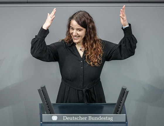 لحظة تاريخية.. أول نائبة صماء في البرلمان الألماني صورة رقم 1