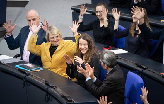 لحظة تاريخية.. أول نائبة صماء في البرلمان الألماني صورة رقم 3