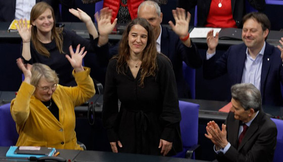 لحظة تاريخية.. أول نائبة صماء في البرلمان الألماني صورة رقم 4