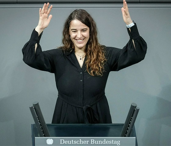 لحظة تاريخية.. أول نائبة صماء في البرلمان الألماني صورة رقم 5