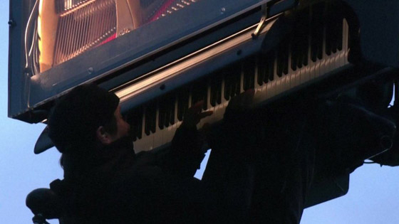 عازف بيانو سويسري يقدم عرضا موسيقيا مميزا على بيانو معلق بالهواء صورة رقم 6