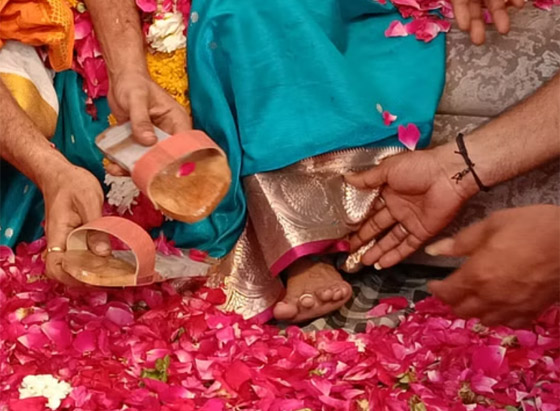 اتباعاً لتقاليد دينية قديمة.. رجل هندي يهدي والدته حذاء مصنوعاً من جلده!  صورة رقم 1