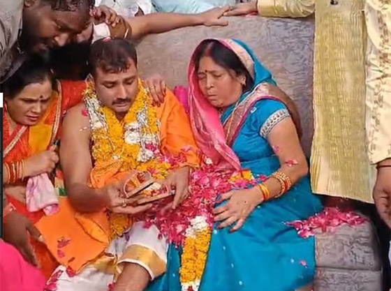 اتباعاً لتقاليد دينية قديمة.. رجل هندي يهدي والدته حذاء مصنوعاً من جلده!  صورة رقم 2