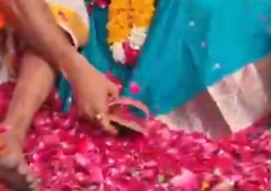 اتباعاً لتقاليد دينية قديمة.. رجل هندي يهدي والدته حذاء مصنوعاً من جلده!  صورة رقم 4
