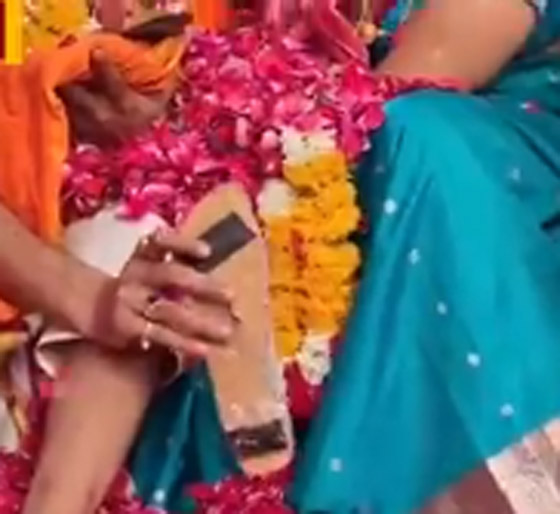اتباعاً لتقاليد دينية قديمة.. رجل هندي يهدي والدته حذاء مصنوعاً من جلده!  صورة رقم 6