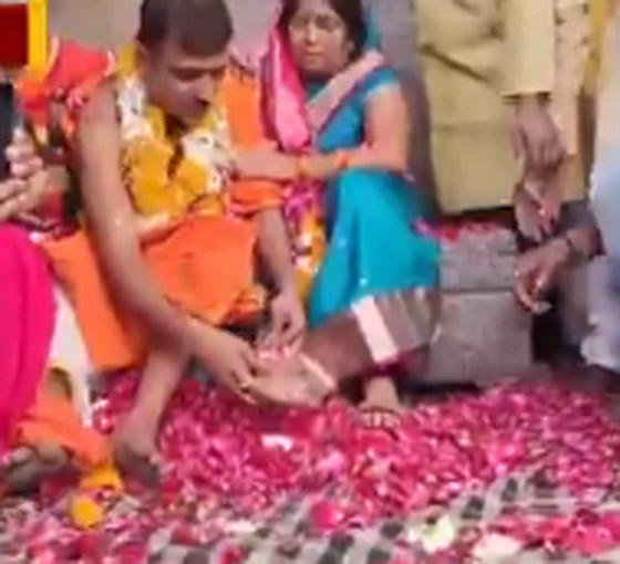 اتباعاً لتقاليد دينية قديمة.. رجل هندي يهدي والدته حذاء مصنوعاً من جلده!  صورة رقم 7