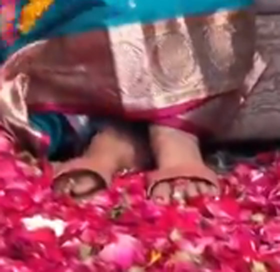 اتباعاً لتقاليد دينية قديمة.. رجل هندي يهدي والدته حذاء مصنوعاً من جلده!  صورة رقم 8