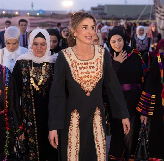 الملكة رانيا ترتدي ثوب ظهرت به منذ 9 سنوات وتبدو جميلة، أنيقة وراقية (فيديو وصور) صورة رقم 2