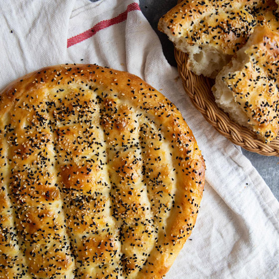 تعرفوا إلى طريقة تحضير خبز رمضان بالسمسم وحبة البركة صورة رقم 4