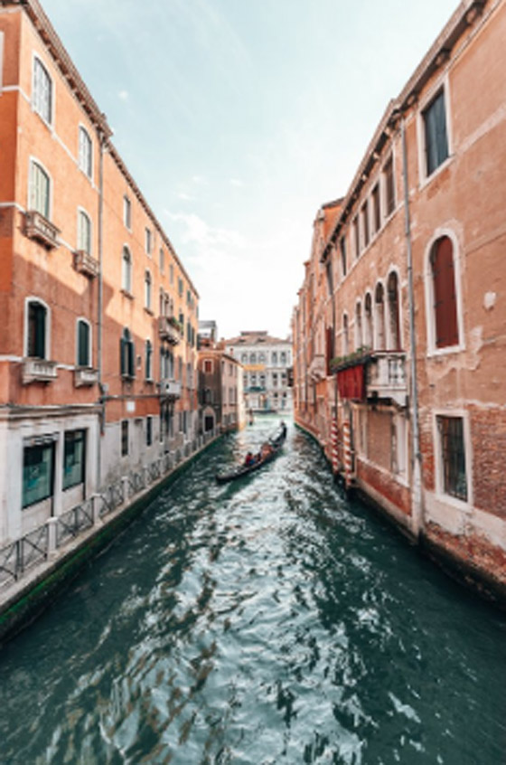 لماذا لا تتأثر أساسات البيوت وجدرانها في مدينة البندقية الإيطالية بسبب ملامستها الدائمة للمياه؟ صورة رقم 5