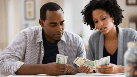 أربعة أخطاء يرتكبها الأزواج عند مناقشة الأمور المالية.. ما هي؟ صورة رقم 7