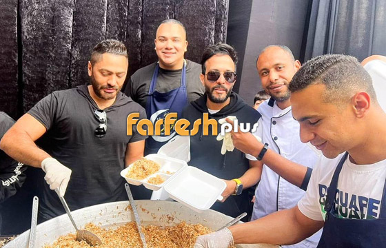 صور: تامر حسني يشارك في إعداد وتوزيع وجبات إفطار مجانية صورة رقم 1