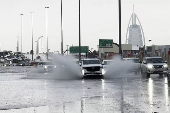 صور تظهر انحسار مياه الأمطار الغزيرة في دبي صورة رقم 5