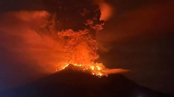 بالصور.. بركان ثائر في إندونيسيا يهجر سكان جزيرة بأكملها صورة رقم 5