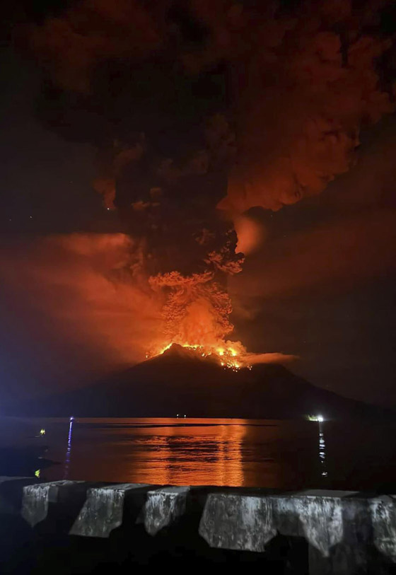 بالصور.. بركان ثائر في إندونيسيا يهجر سكان جزيرة بأكملها صورة رقم 6