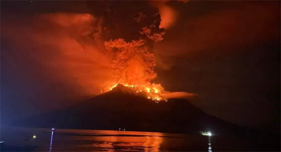 بالصور.. بركان ثائر في إندونيسيا يهجر سكان جزيرة بأكملها صورة رقم 2
