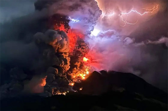 بالصور.. بركان ثائر في إندونيسيا يهجر سكان جزيرة بأكملها صورة رقم 7