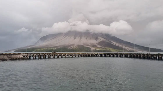 بالصور.. بركان ثائر في إندونيسيا يهجر سكان جزيرة بأكملها صورة رقم 3