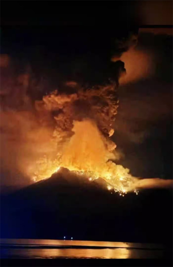بالصور.. بركان ثائر في إندونيسيا يهجر سكان جزيرة بأكملها صورة رقم 4