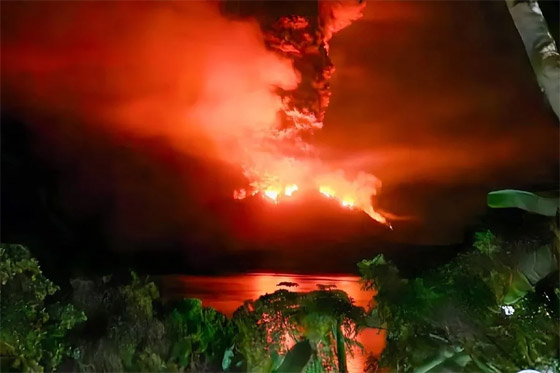 بالصور.. بركان ثائر في إندونيسيا يهجر سكان جزيرة بأكملها صورة رقم 8