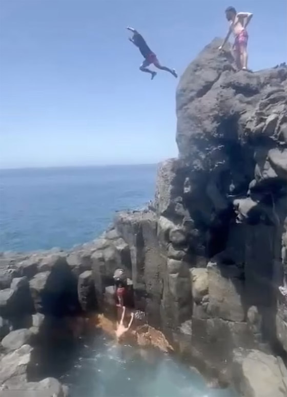 فيديو وصور: أخطأ بتقديره وقفز لمياه البحر من علو شاهق فاصطدم بالصخور! صورة رقم 1