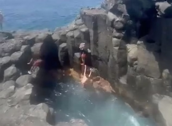 فيديو وصور: أخطأ بتقديره وقفز لمياه البحر من علو شاهق فاصطدم بالصخور! صورة رقم 3