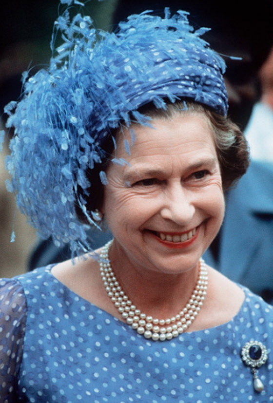 أولها الملكة إليزابيث.. أسرار اختيار المجوهرات الشخصية بالعائلة المالكة البريطانية صورة رقم 2