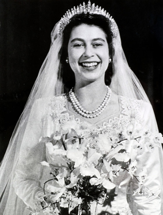 أولها الملكة إليزابيث.. أسرار اختيار المجوهرات الشخصية بالعائلة المالكة البريطانية صورة رقم 3