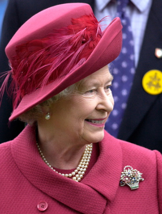 أولها الملكة إليزابيث.. أسرار اختيار المجوهرات الشخصية بالعائلة المالكة البريطانية صورة رقم 4