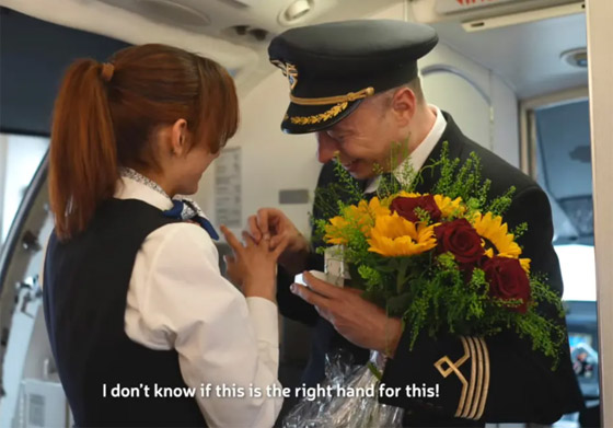 حب بين الغيوم: طيار يتقدم للزواج من مضيفة طيران أمام الركاب (فيديو وصور) صورة رقم 3