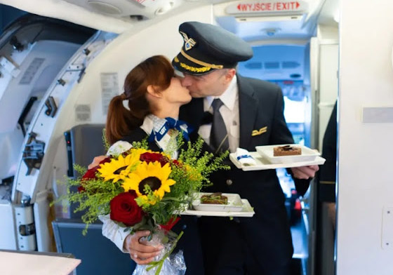حب بين الغيوم: طيار يتقدم للزواج من مضيفة طيران أمام الركاب (فيديو وصور) صورة رقم 4