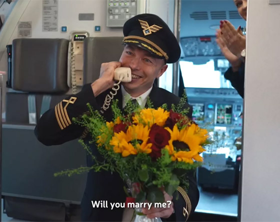 حب بين الغيوم: طيار يتقدم للزواج من مضيفة طيران أمام الركاب (فيديو وصور) صورة رقم 1